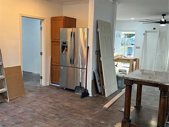 5th image of 408 Greenwood St
