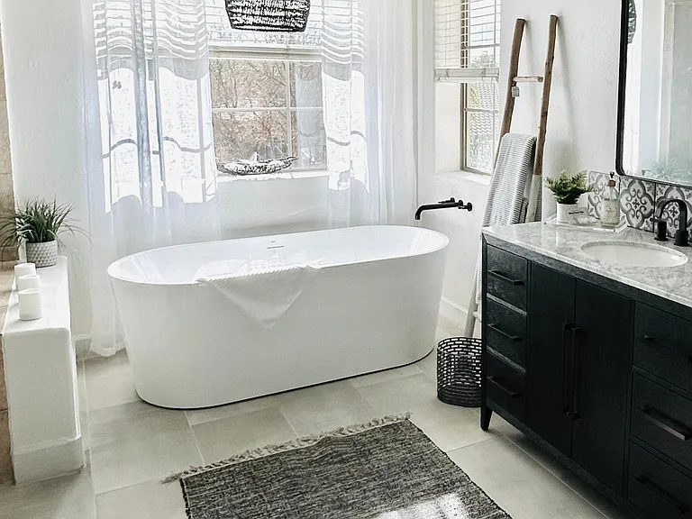 Master bath soaking tub