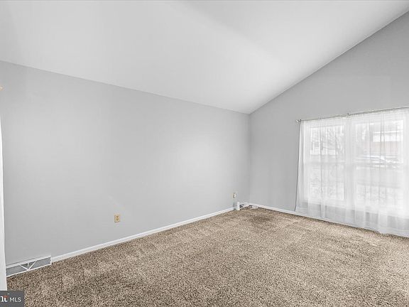 5th image of 686 Cortland Dr