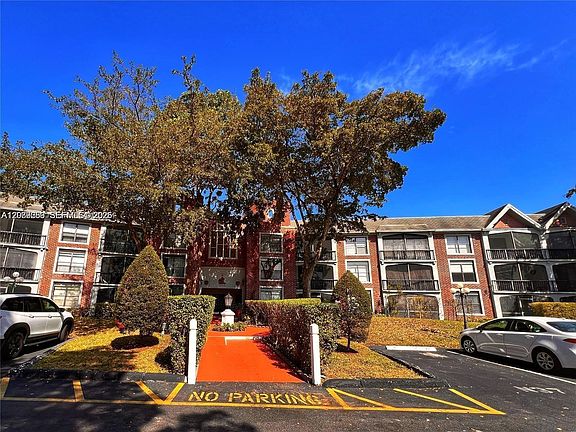 5th image of 3760 Inverrary Dr APT 2R