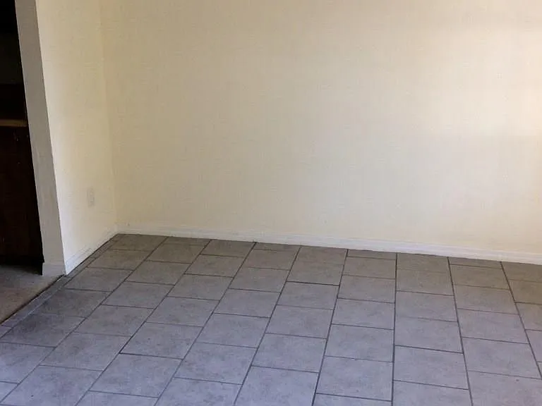 814 Lesa St — Photo 3