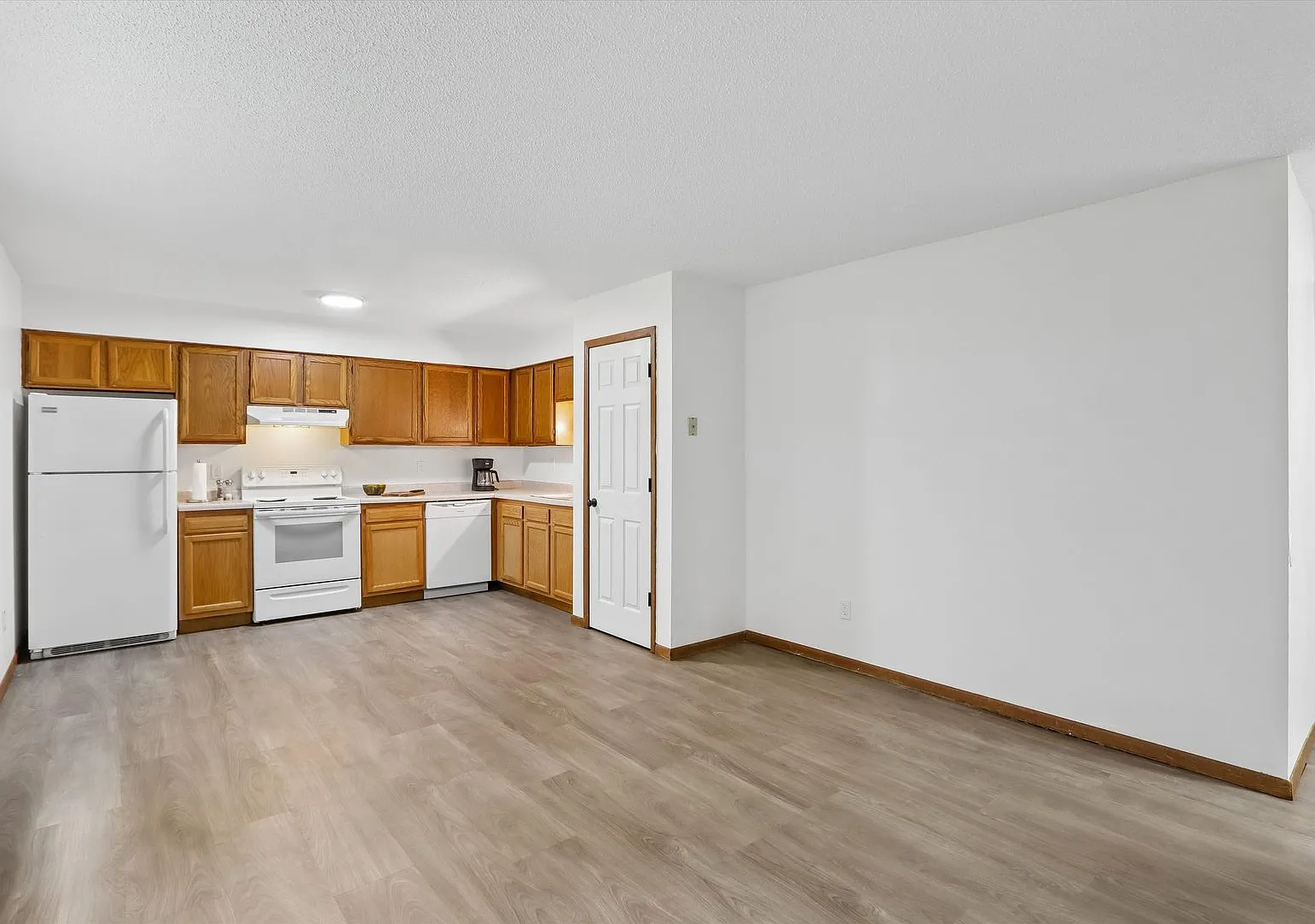1028 Newton (Arena Apartments III) — Photo 2