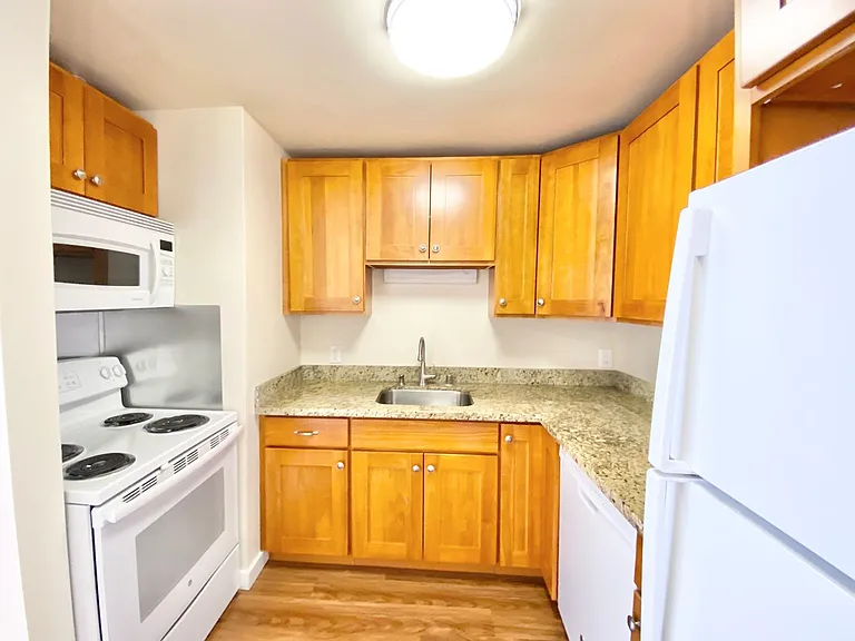 Summit Apartments — Photo 13