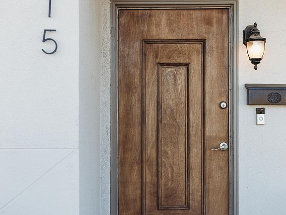 5th image of 915 W Neville St