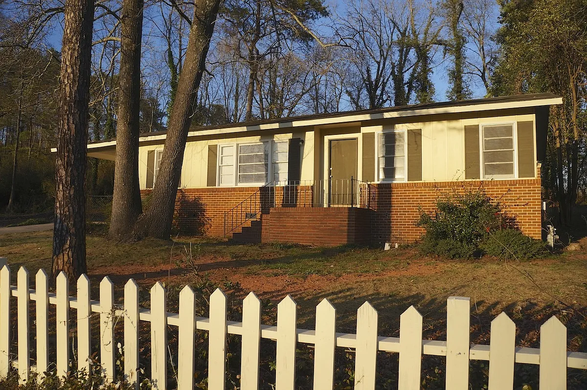 Building Photo - 435 Barnett Shoals Rd