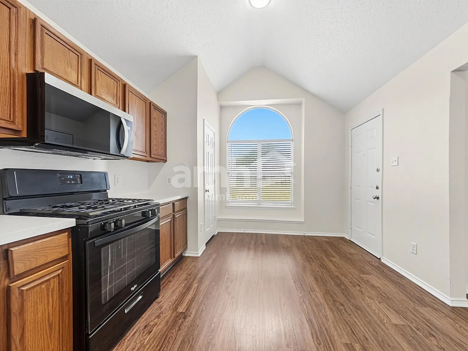 4 bed, 2.0 bath, 1800 sqft, $2,615 — Photo 3