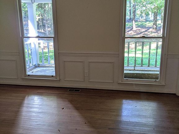 3rd image of 4678 Silver Lake Dr