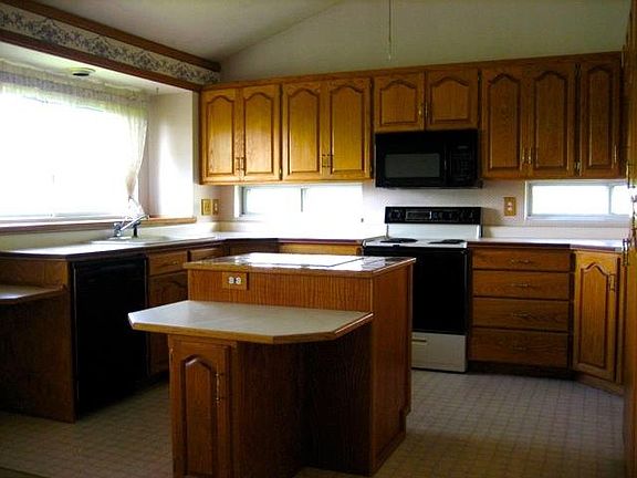 Vaulted ceilings with island