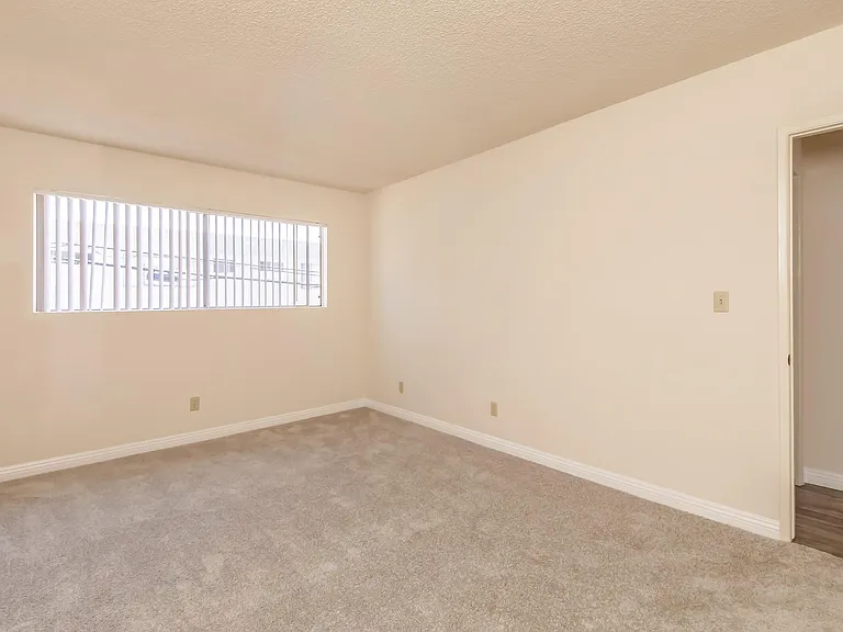 Ocean West Apartments — Photo 34