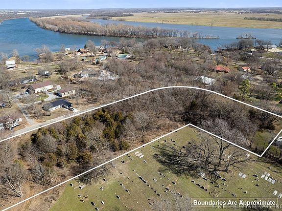 4th image of Lakeside Dr N