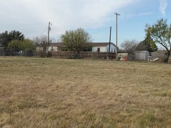 108 Metro Dr, Tye, TX 79563