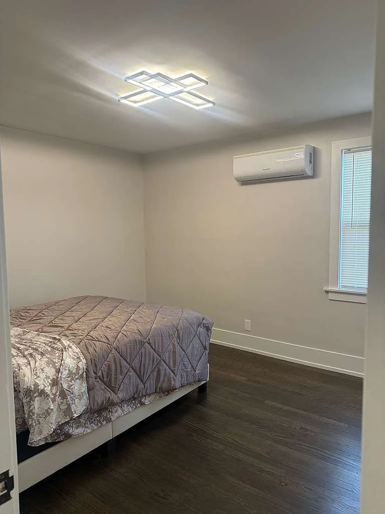 Building Photo - 4846 W Roscoe St #2