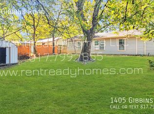1405 Gibbins Rd, Arlington, TX 76011