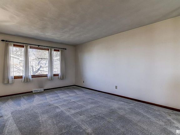 4th image of 908 Flaggland Dr