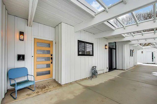 2649 Crawford Ave — Photo 2