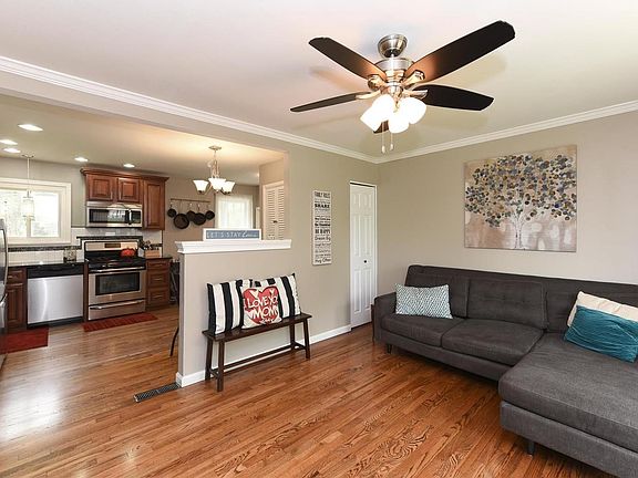 Living/Kitchen Combo - notice the floors