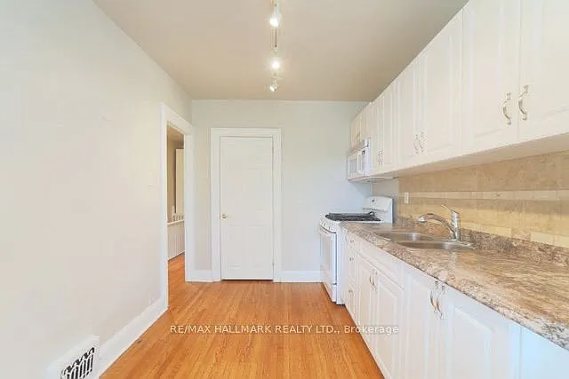 1481 Queen St E #UPPER — Photo 6