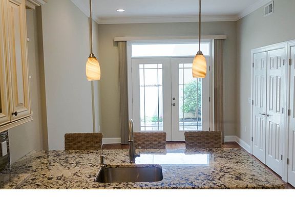 5th image of 1041 Lombard St