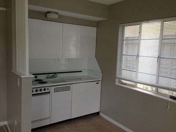 3rd image of 230 Mirror Lake Dr N APT B1
