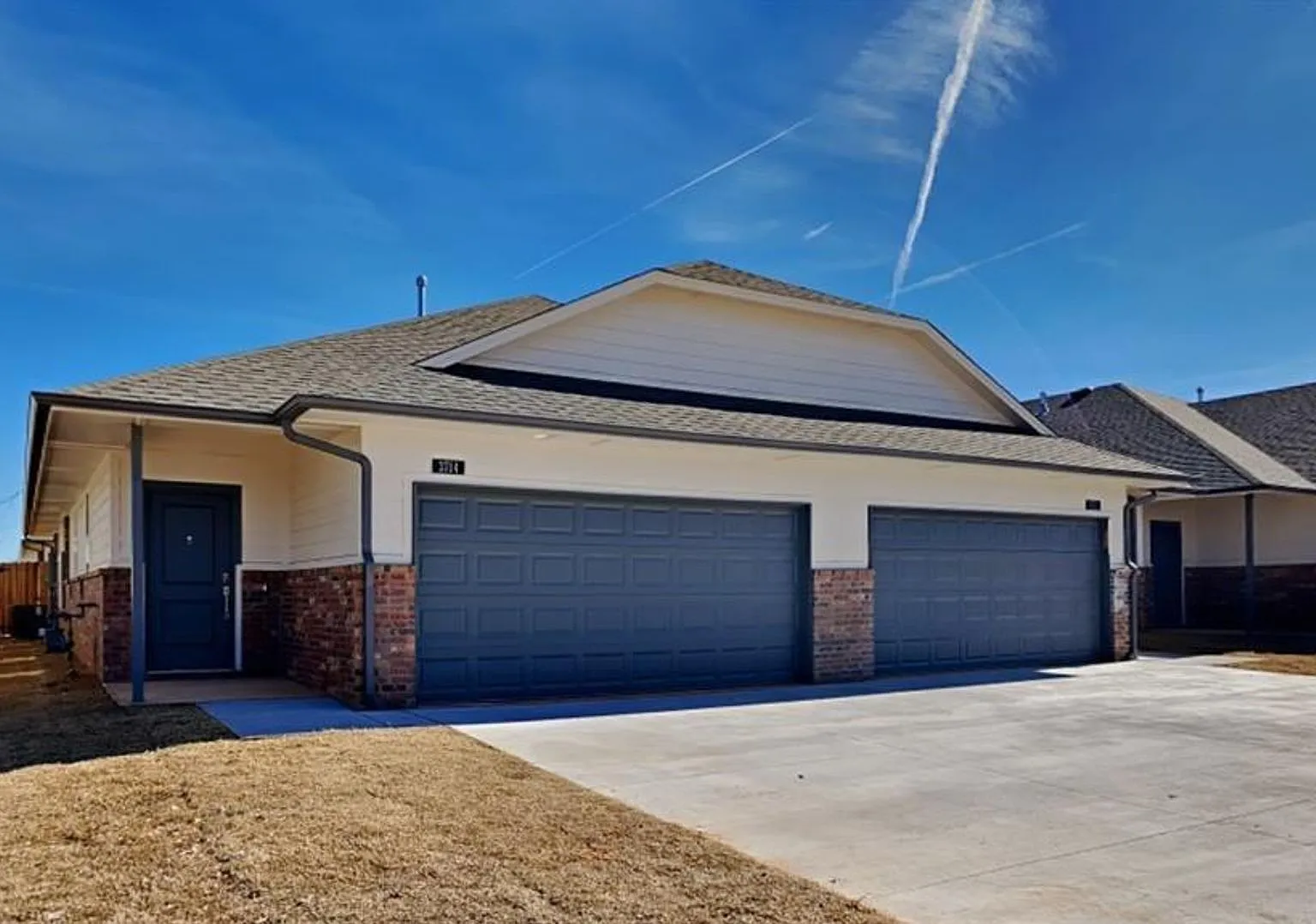 Luxury 3 Bedroom 2 Bathroom Duplex with 2 Car Garage in Bethany, Ok — Photo 3