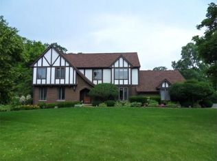 5N466 Leola Ln, St Charles, IL 60175