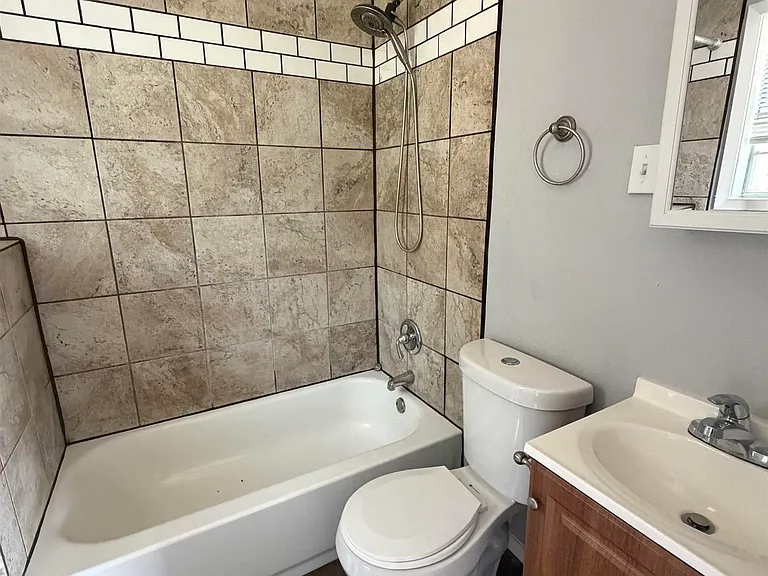 1604 Harrison St — Photo 4