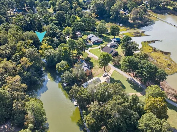 1546 Moores Point Rd, Suffolk, VA 23436