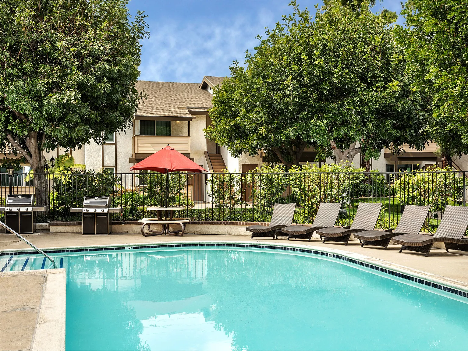 Briar Villa Apartments — Photo 2