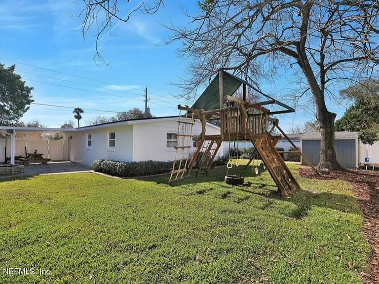 805 Plaza — Photo 13
