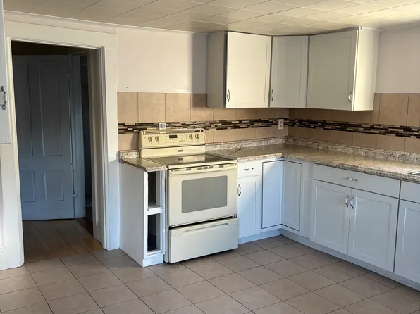 15 Pleasant St #1, Farmington, NH 03835