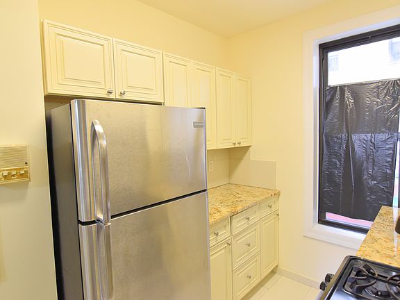 4th image of 780 E 2nd St APT L