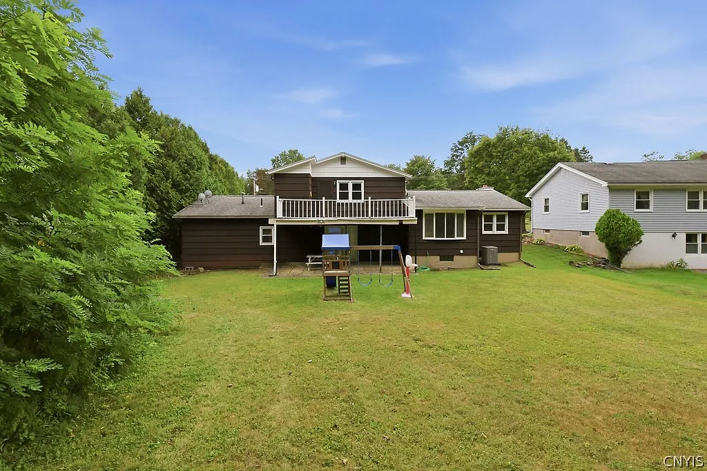 4 bed, 3.0 bath, 2023 sqft, $2,950 — Photo 3