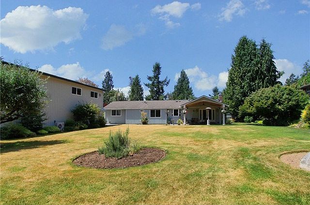 This beautiful yard is just one of the many features of this pro