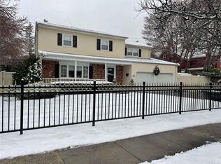 20 Terry Ct, Glen Head, NY 11545
