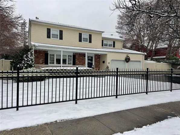 20 Terry Court, Glen Head, NY 11545