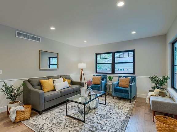 B3 - Living Room 2.jpg