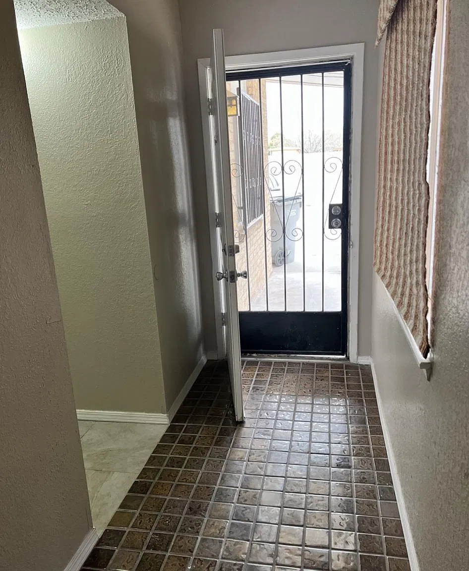 3 bed, 1297 sqft, $1,400 — Photo 1