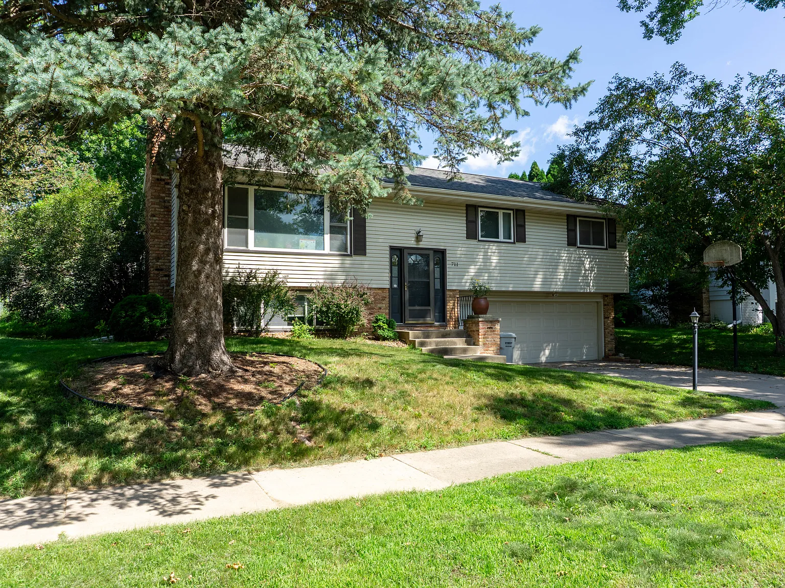 4 bed, 2.5 bath, 1922 sqft, $2,400 — Photo 2