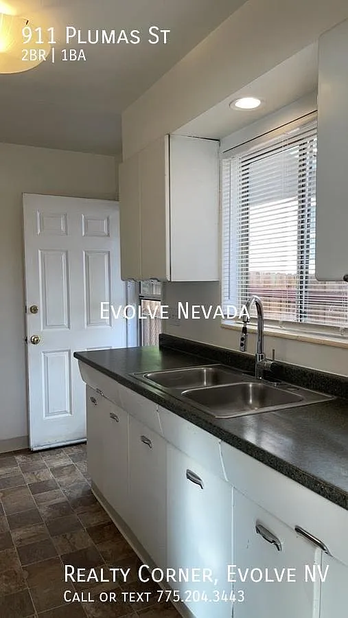 Quaint 2 Bed, 1 Bath Duplex Near Midtown — Photo 1