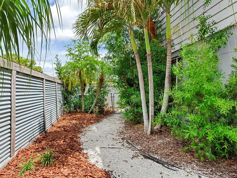 2514 W Gray St — Photo 40