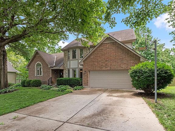 2nd image of 812 NE Mary Ct