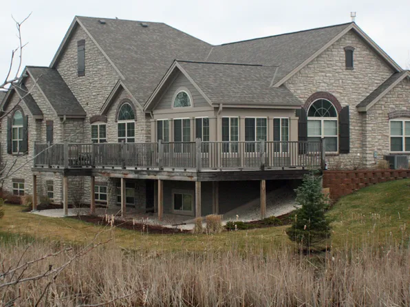 W250N4973 William Dr, Pewaukee, WI 53072