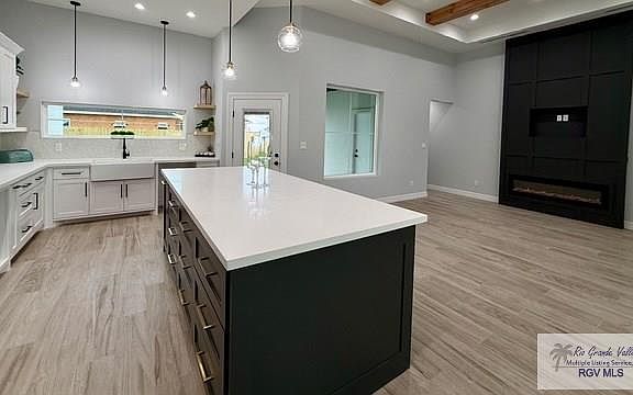 3rd image of 525 Oriole Dr