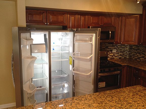 4th image of 9S110 Lake Dr APT 105