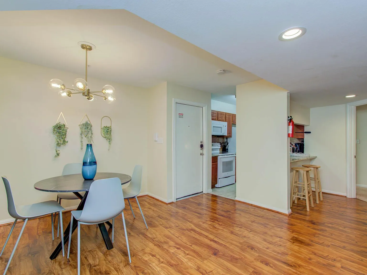 3 bed, 1500 sqft, $3,950 — Photo 2