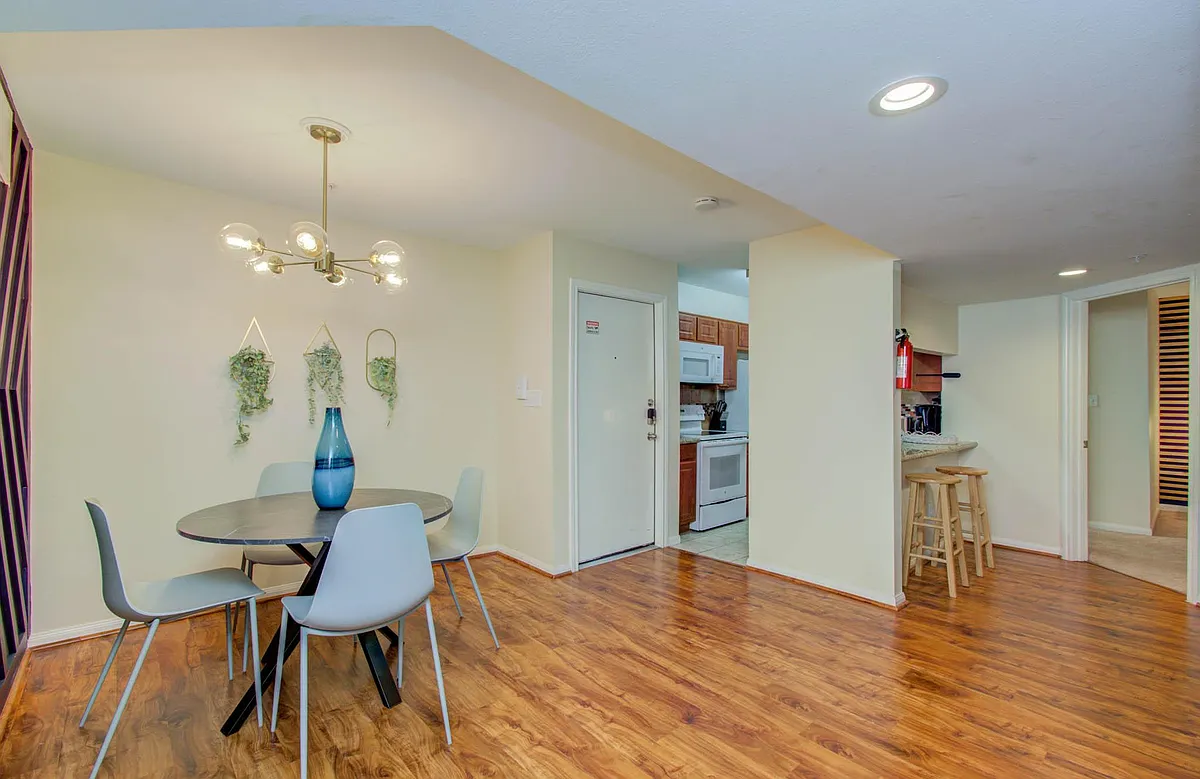 Building Photo - 8415 Hearth Dr #25