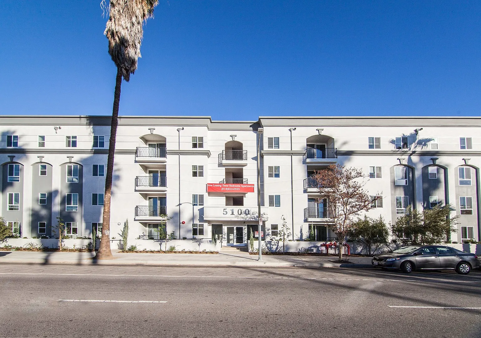 Sherman Oaks Place — Photo 4