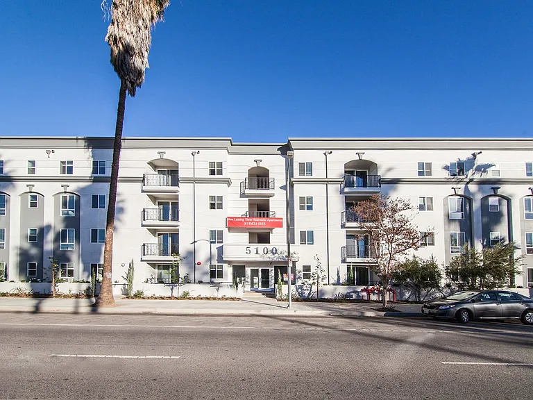 Sherman Oaks Place — Photo 30