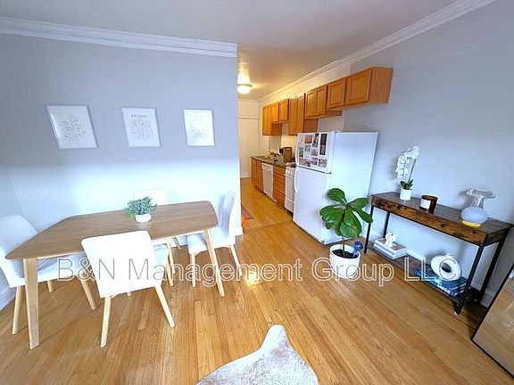 5th image of 912 W Oakdale Ave APT 3S