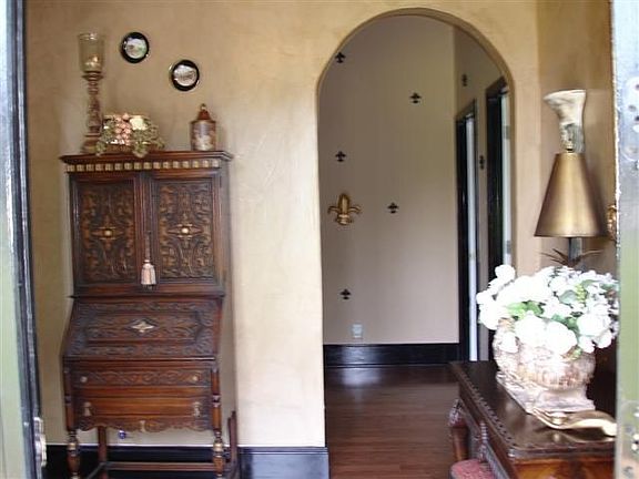 Entryway w/faux finish, arches and chandelier